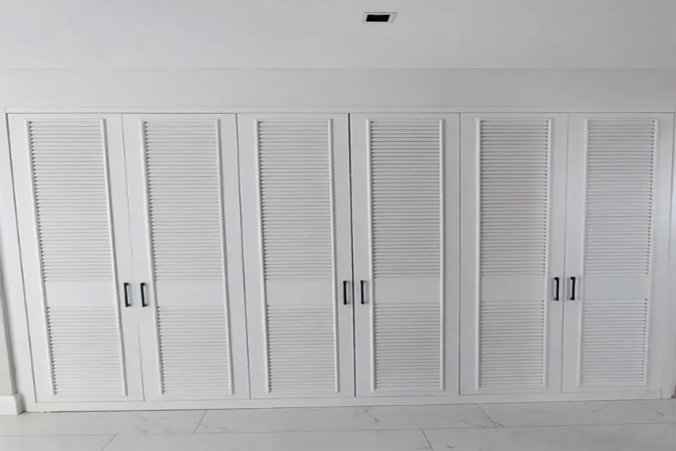 Beyaz panjur kapaklı dolap tasarımı